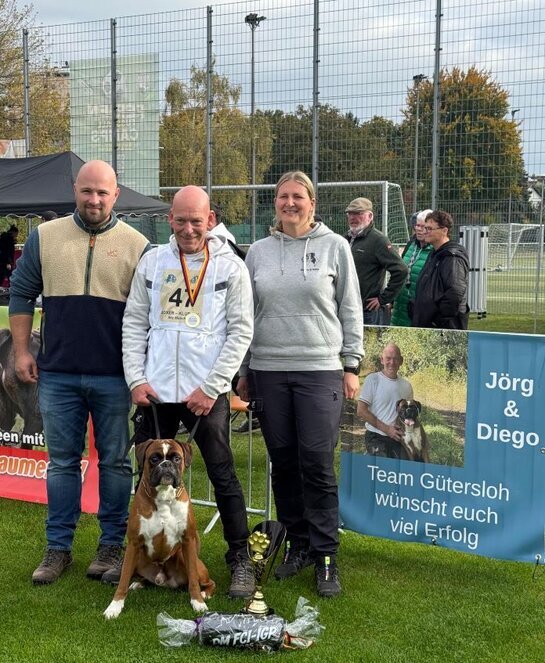 Jörg und Diego mit dem Ausbildungteam der Gruppe Gütersloh Ausbildungswartin Kirsten und dem Figutanten Florian  -  wir sind stolz auf EUCH
