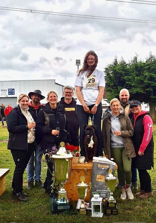 Unser Mitglied Meike Roick wurde am 8. Juni Deutsche Junioren Meisterin IGP1 auf der 26. DJJM 2025 in der Gruppe Kalletal. Hier mit den mitgereisten Mitgliedern der Gruppe Gütersloh. von links: Carmen, Christian, Vater Frank, Meike, Sonja, Florian, Agathe, es fehlt auf dem Bild Bernhard :-(